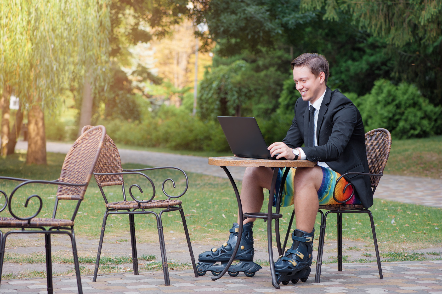 Skype Interview, Businessmann. Mann am Tisch mit Inlineskates